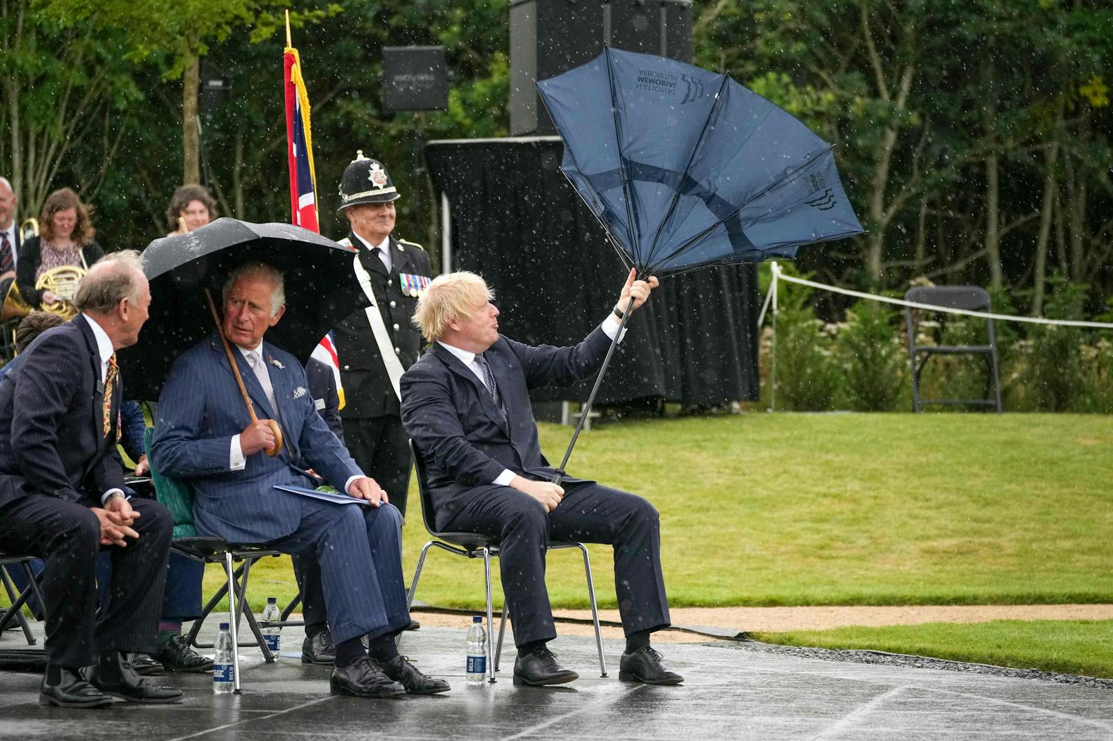 Der Wind drehte den Schirm um – keine Chance für Premier Johnson.