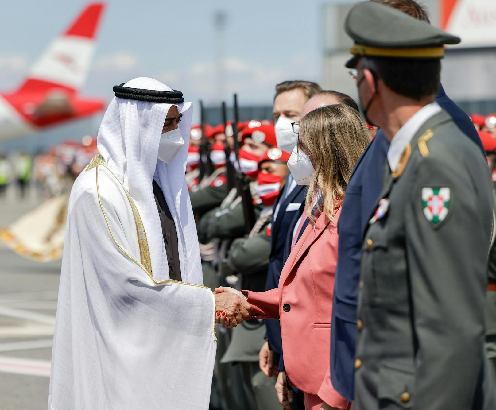 Mohammed bin Zayed Al-Nahyan begrüßt Wirtschaftsministerin Margarete Scrhamböck.