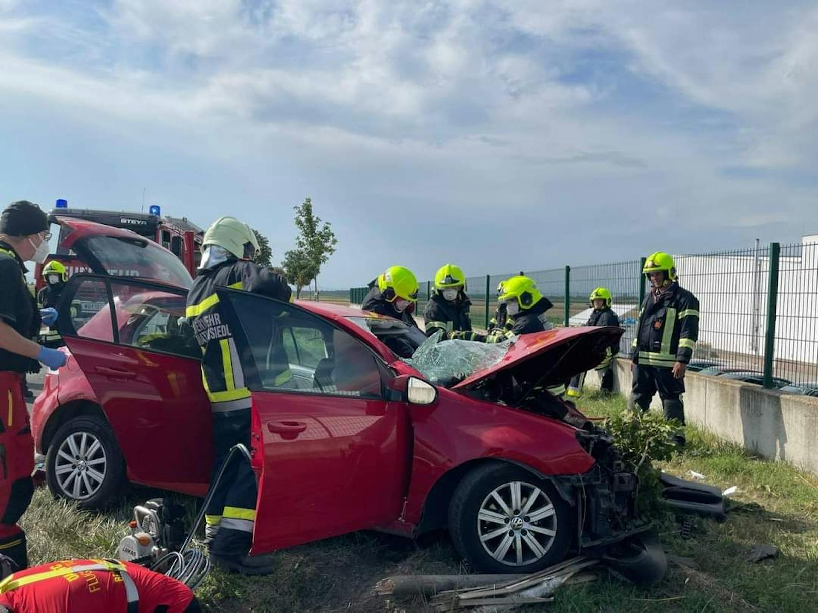 Tödlicher Verkehrsunfall bei Gramatneusiedl: Einsatzkräfte am Unfallort