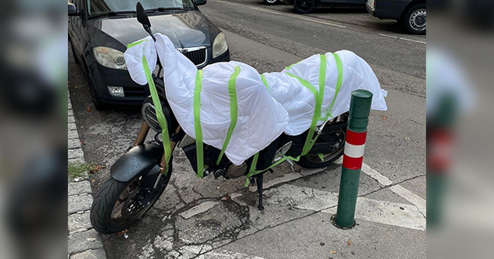 So schützte ein Wiener sein Motorrad vor Hagelschäden.