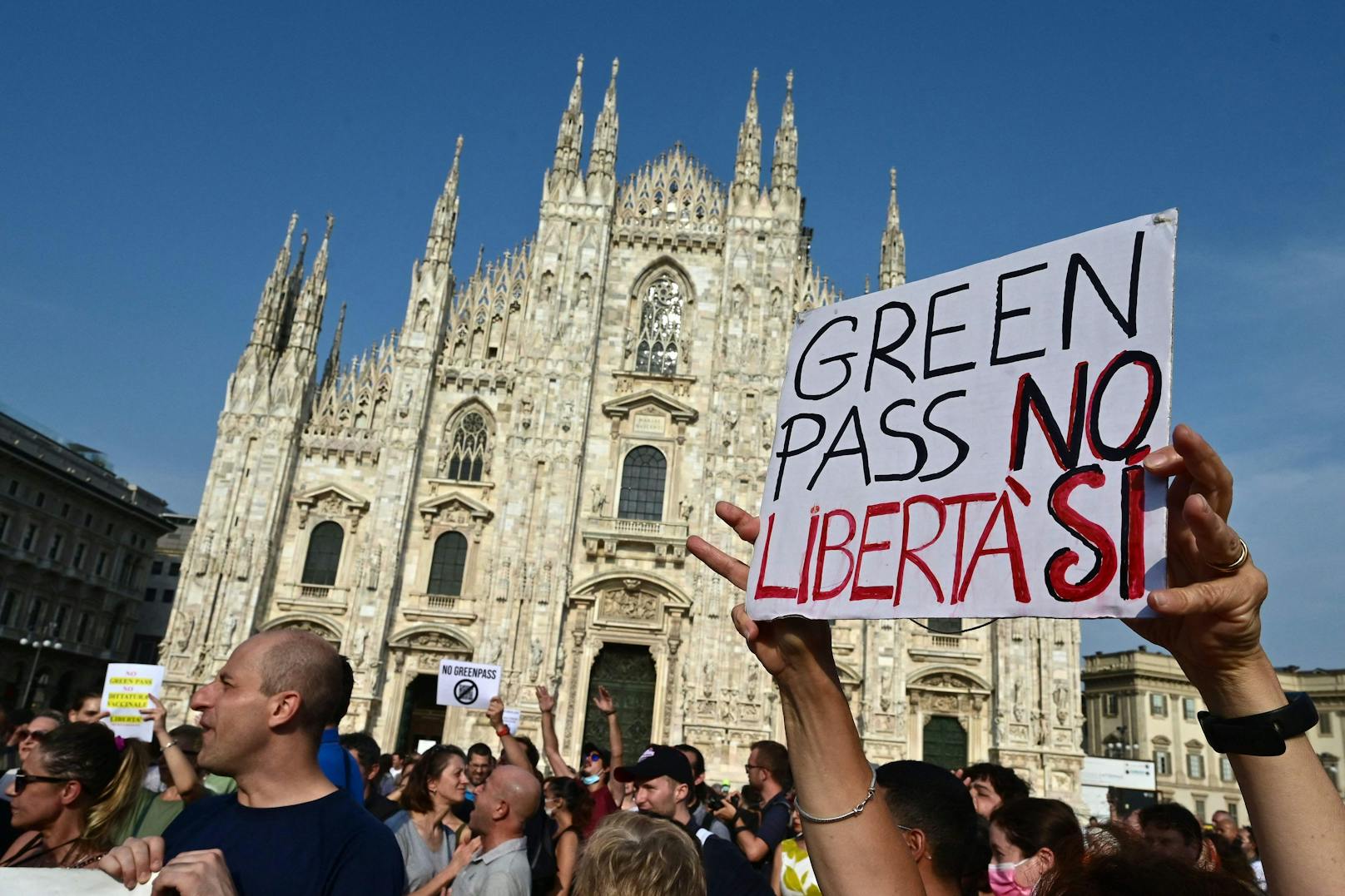 In zwölf italienischen Städten ist zu Protesten gegen die von der Regierung beschlossenen Regeln zum Grünen Pass und die Impfkampagne gekommen.