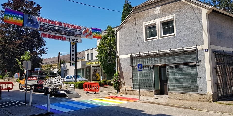 Vor dem Vereinslokal prangen nun Banner und bunter Zebrastreifen