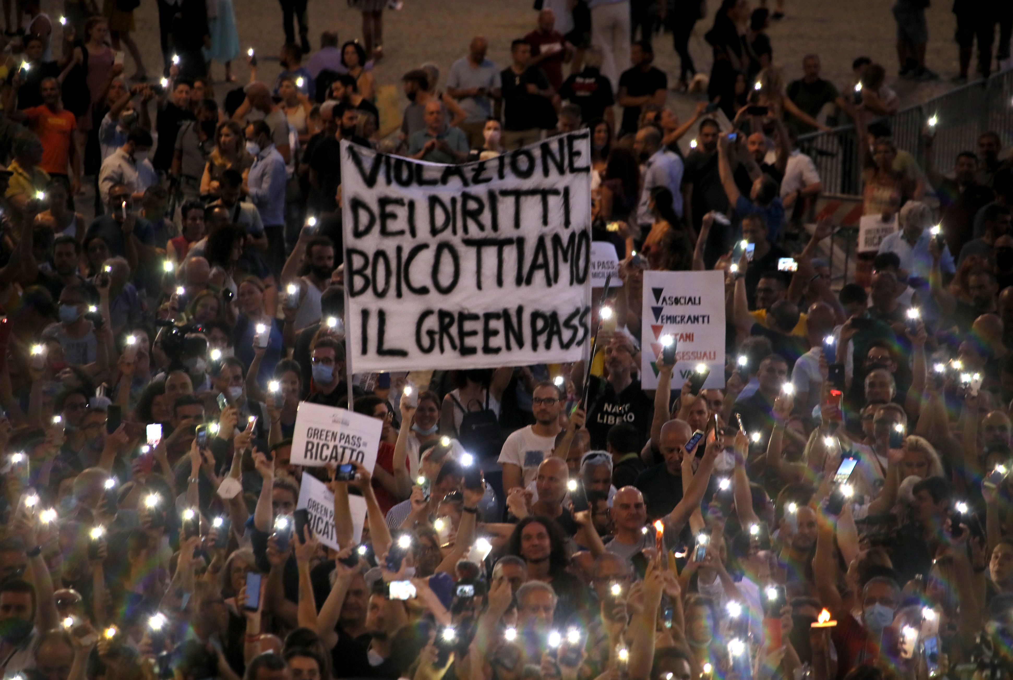 Gegen den Grünen Pass, Demonstrationen auf verschiedenen italienischen Plätzen: von Mailand bis Rom.