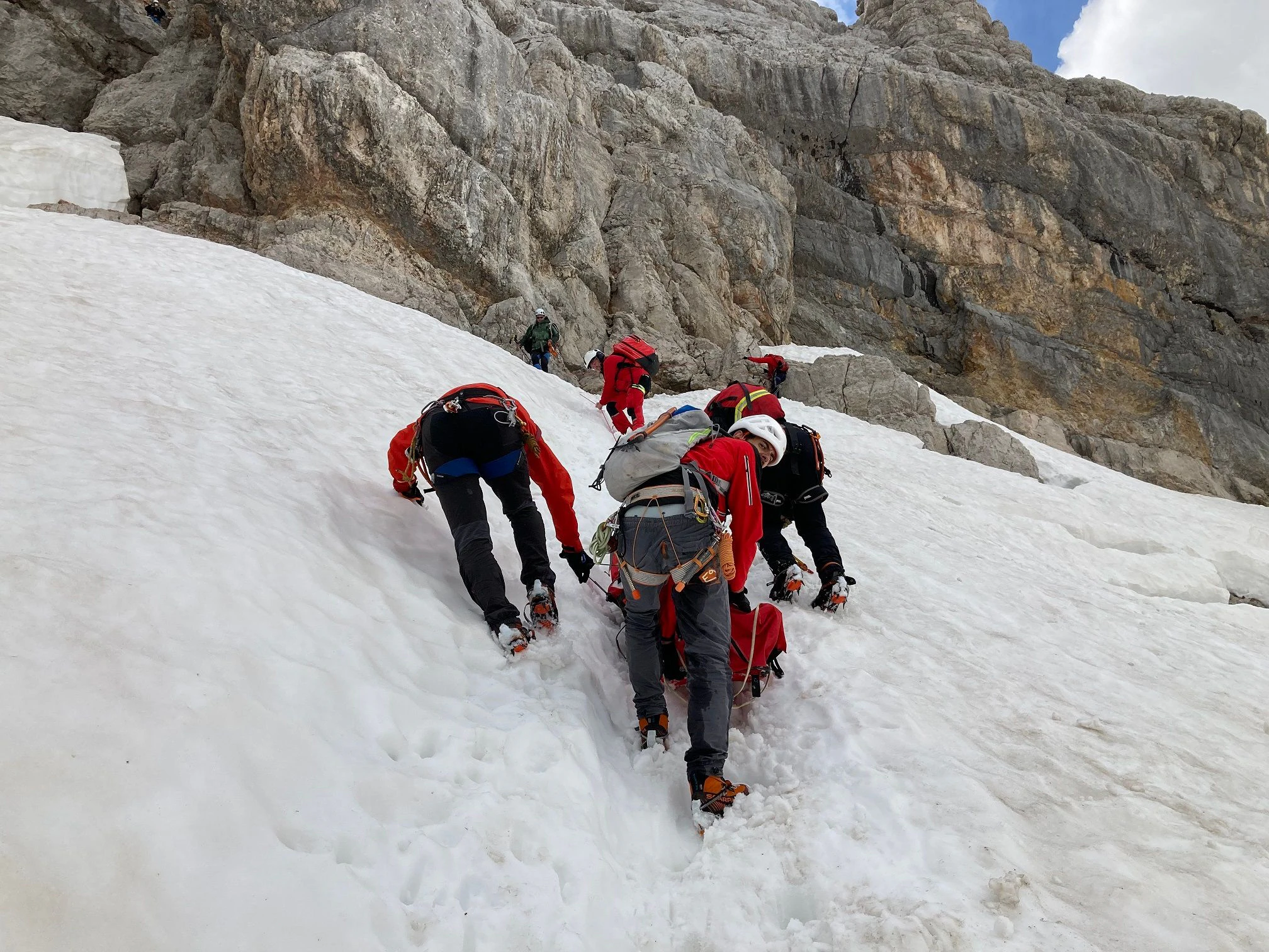 Die Bergrettung holten die verletzte Frau vom Dachstein ins Tal.
