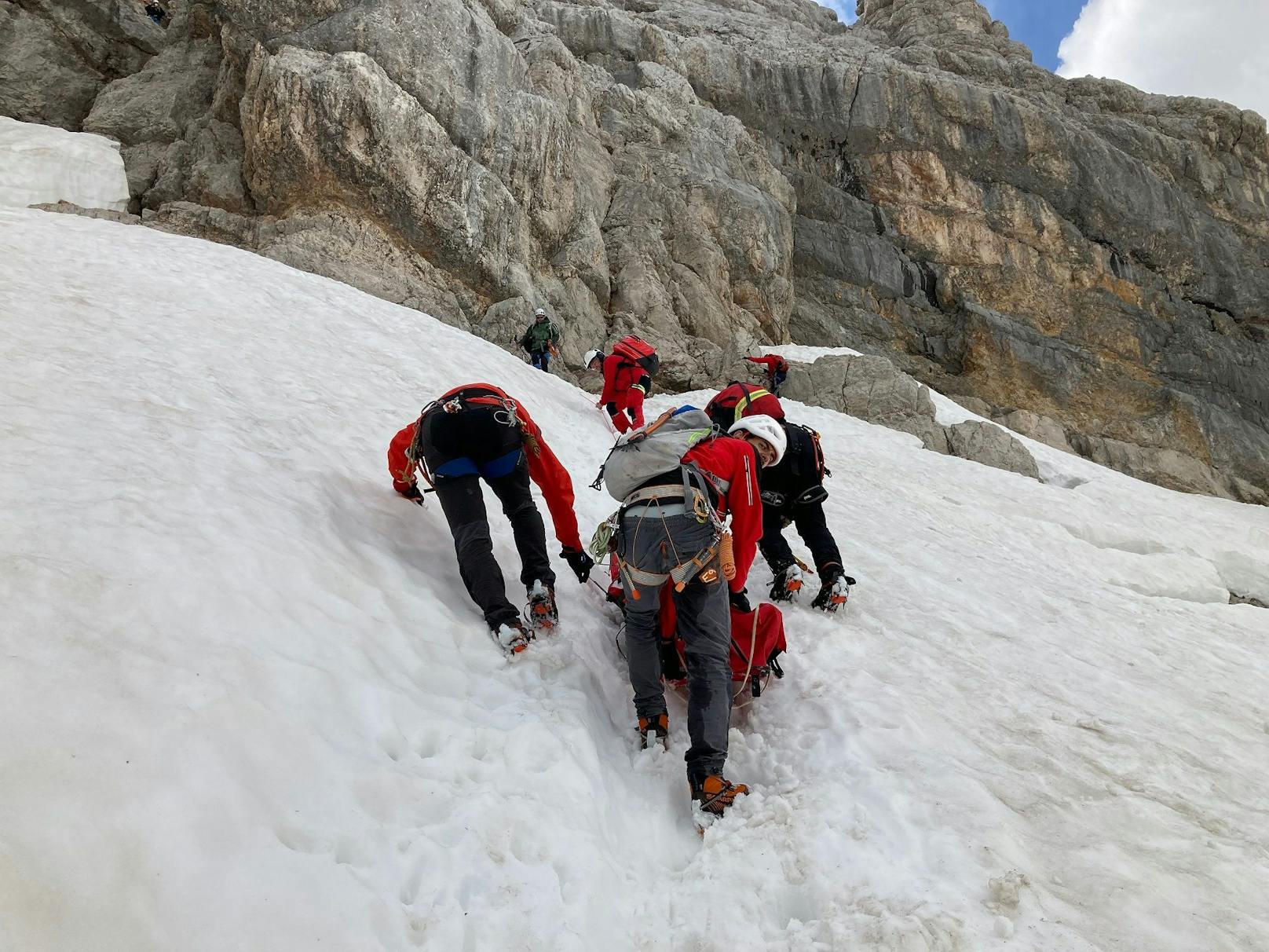 Der Bergretter bargen die Alpinistin.