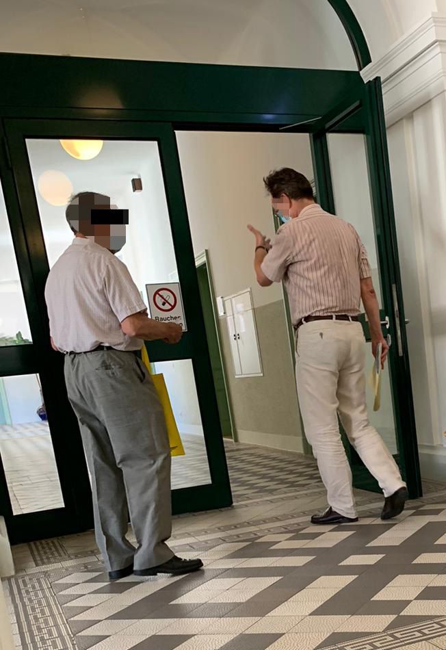 Der angeklagte Pensionist mit seinem Anwalt