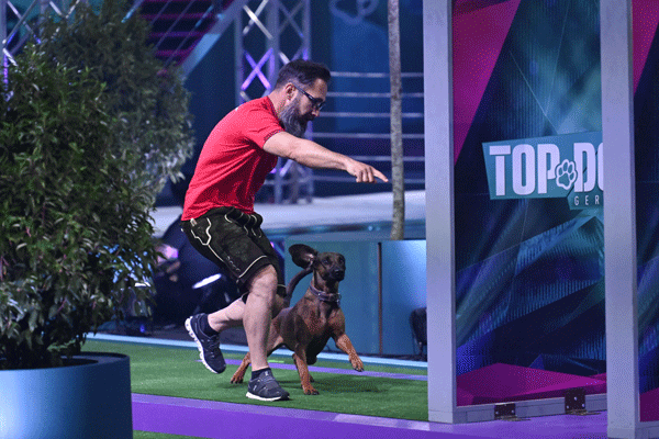 Alexander Seemann (47) und Hündin Franziska (4) müssen sich im Parcours gegen 74 Kandidaten beweisen.