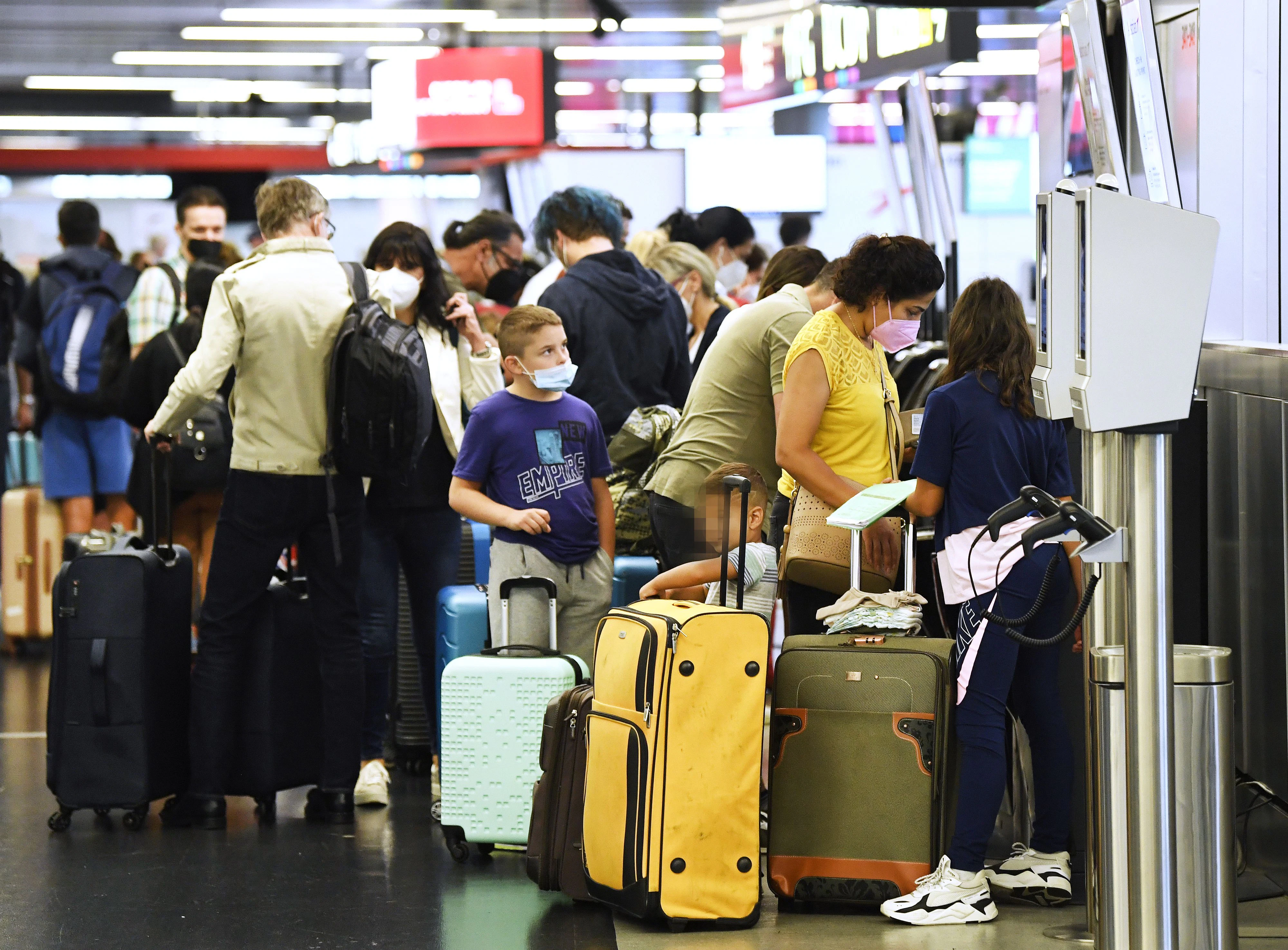 Download von www.picturedesk.com am 29.07.2021 (09:49).  ABD0040_20210714 - SCHWECHAT - ÖSTERREICH: ++ THEMENBILD ++ Passagiere am Mittwoch, 14. Juli 2021, am Flughafen Wien-Schwechat. Die Flughafen Wien AG gibt heute seine "Verkehrszahlen Juni" bekannt. - FOTO: APA/ROBERT JAEGER - 20210714_PD2059 - Rechteinfo: Rights Managed (RM)