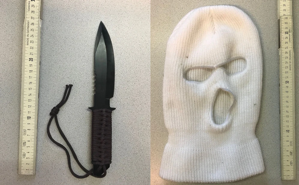 Das Messer und die Sturmmaske.