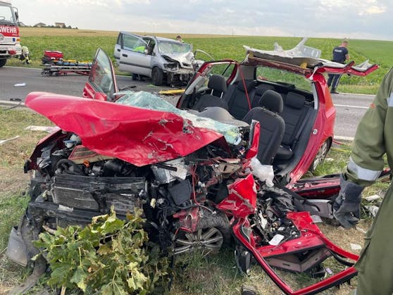 Tödlicher Verkehrsunfall bei Gramatneusiedl: Einsatzkräfte am Unfallort