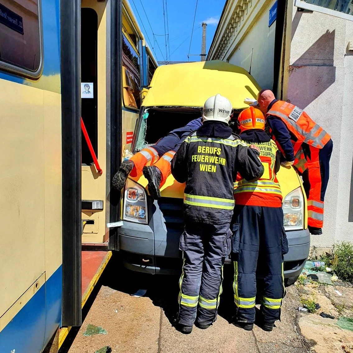 Die Feuerwehr musste den Verunfallten befreien