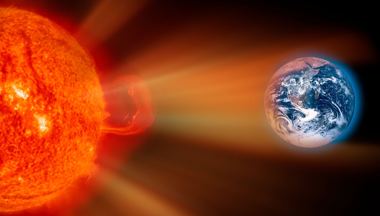 Bei einem Sonnensturm erreichen negativ geladene Teilchen die Erde. Ein Blackout droht.