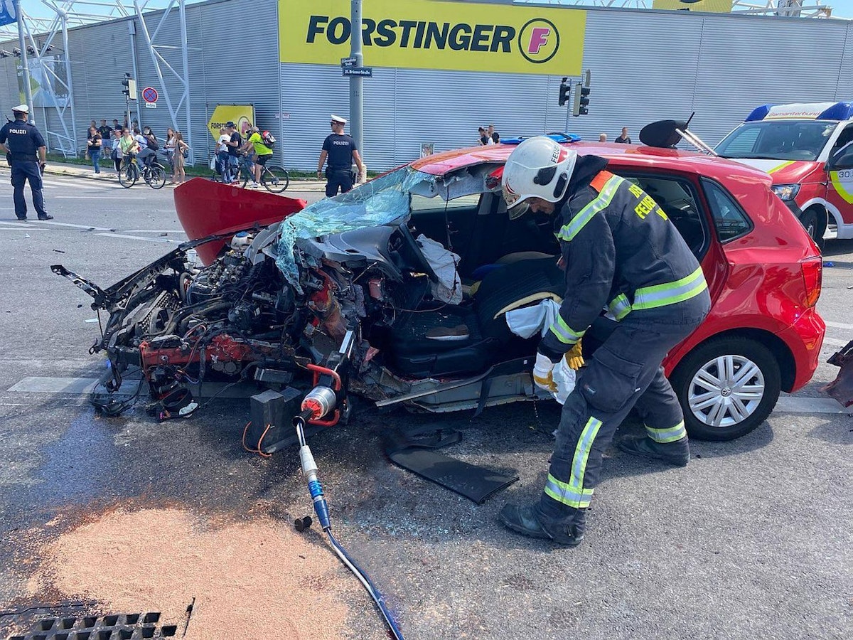 Das Wrack nach dem Unfall in Floridsdorf.