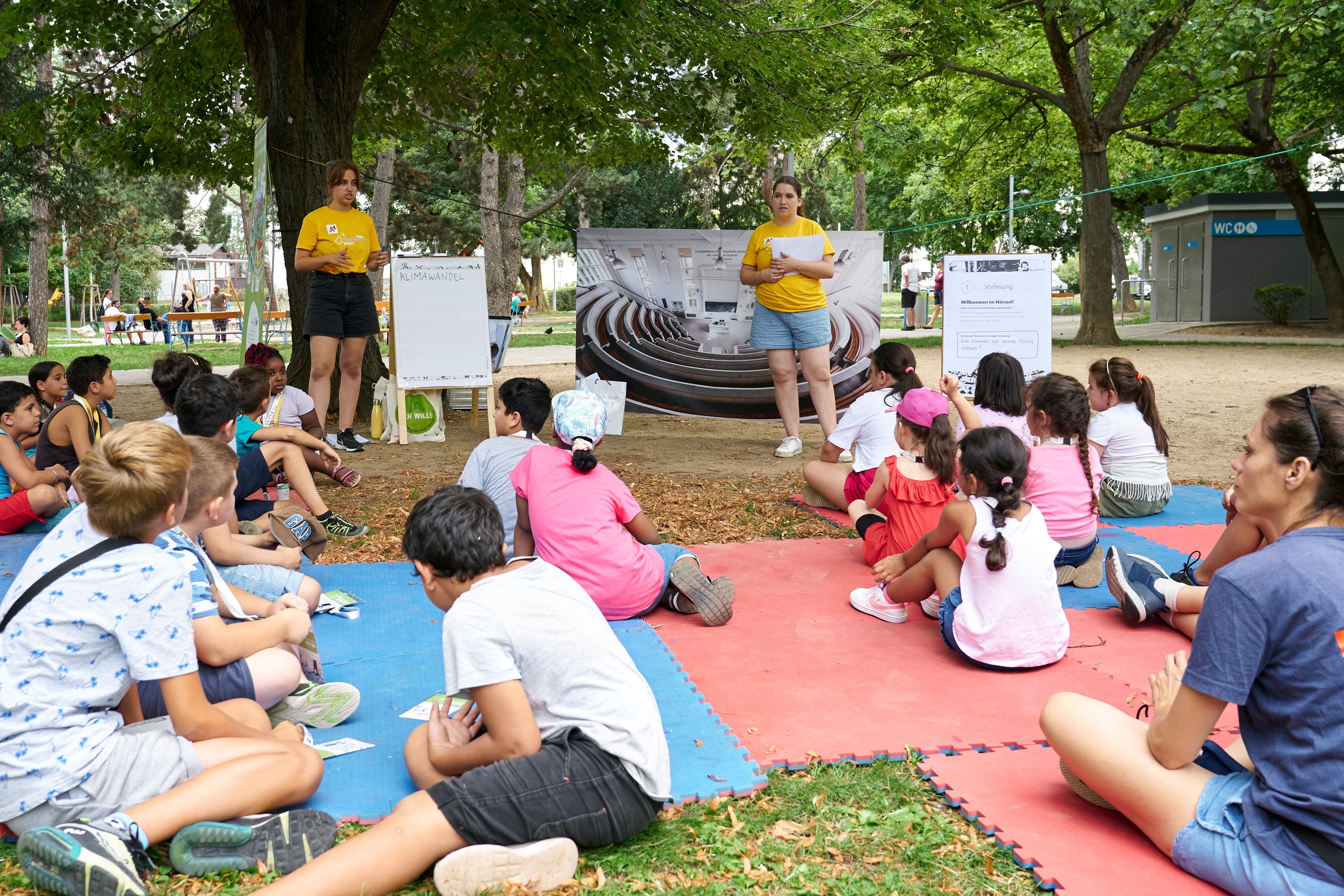 Vorlesung im Park: Kinder bekommen frische Luft und Bildung in den Mini-Vorlesungen der 