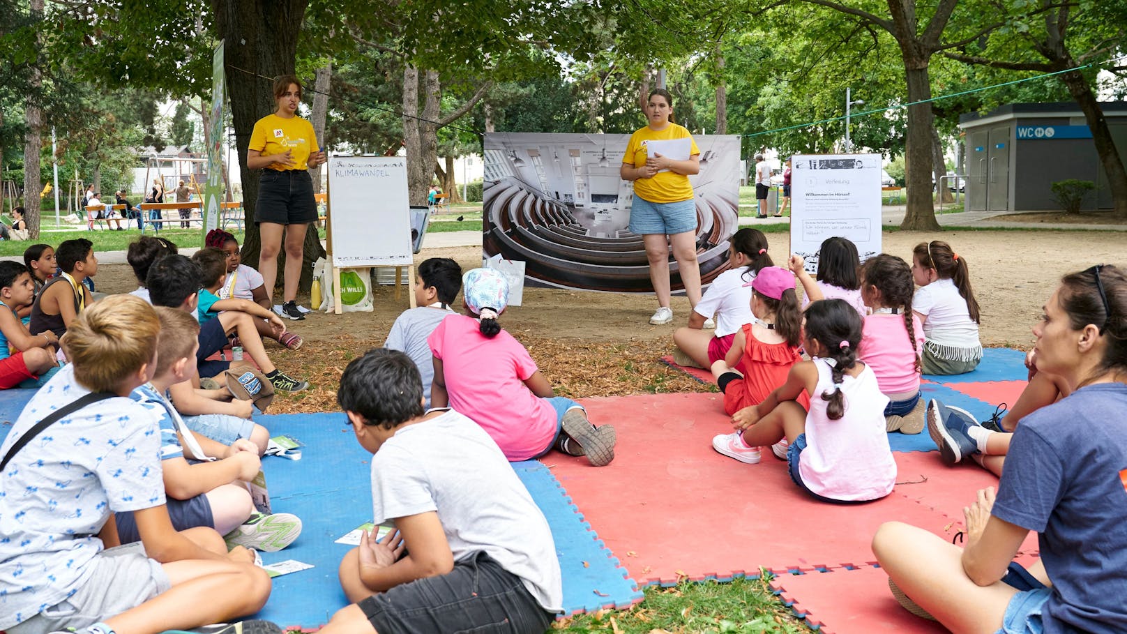 Vorlesung im Park: Kinder bekommen frische Luft und Bildung in den Mini-Vorlesungen der "Kinderuni on Tour"