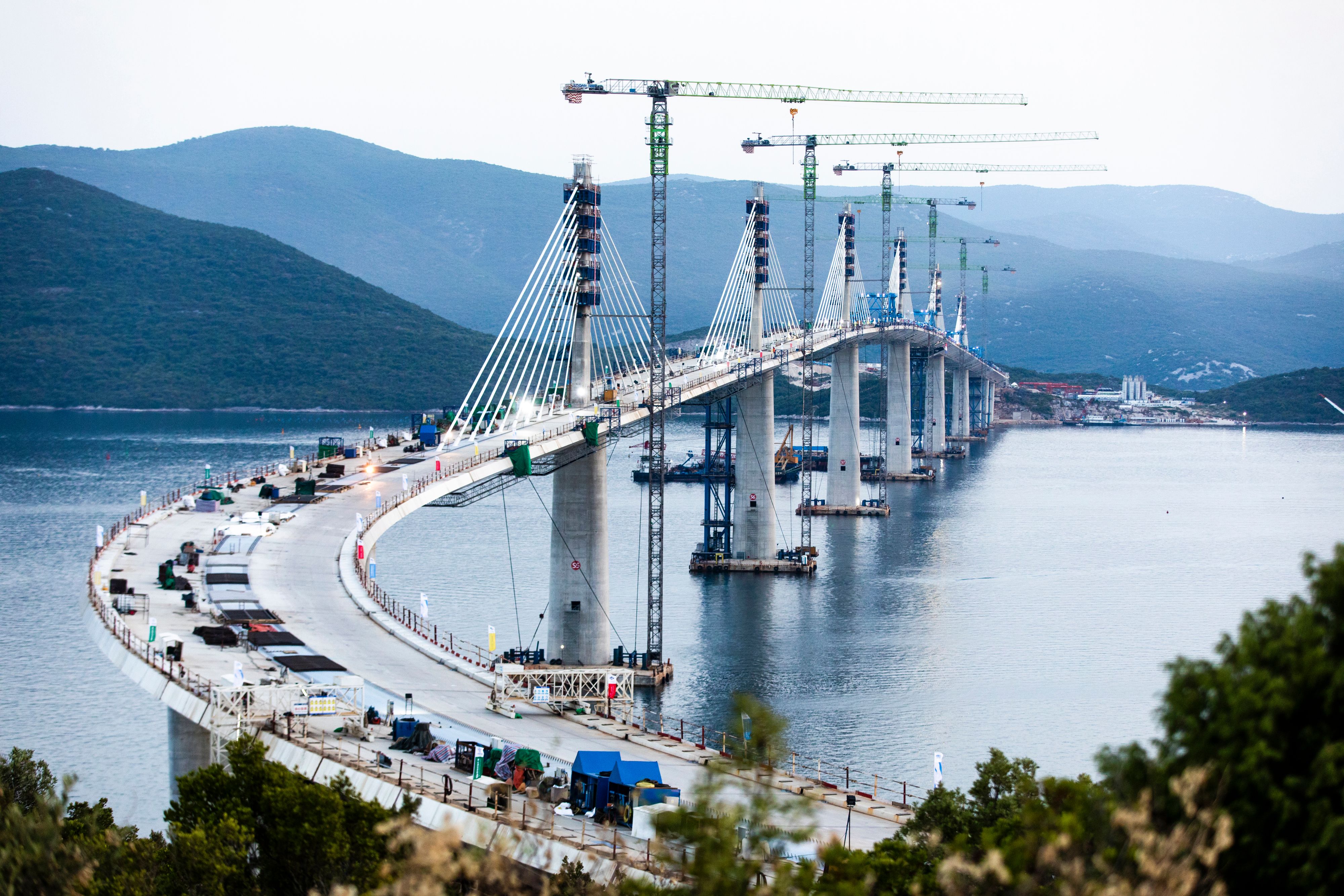 Am Mittwoch wurde das letzte Teilstück der Pelješac-Brücke in Kroatien montiert.
