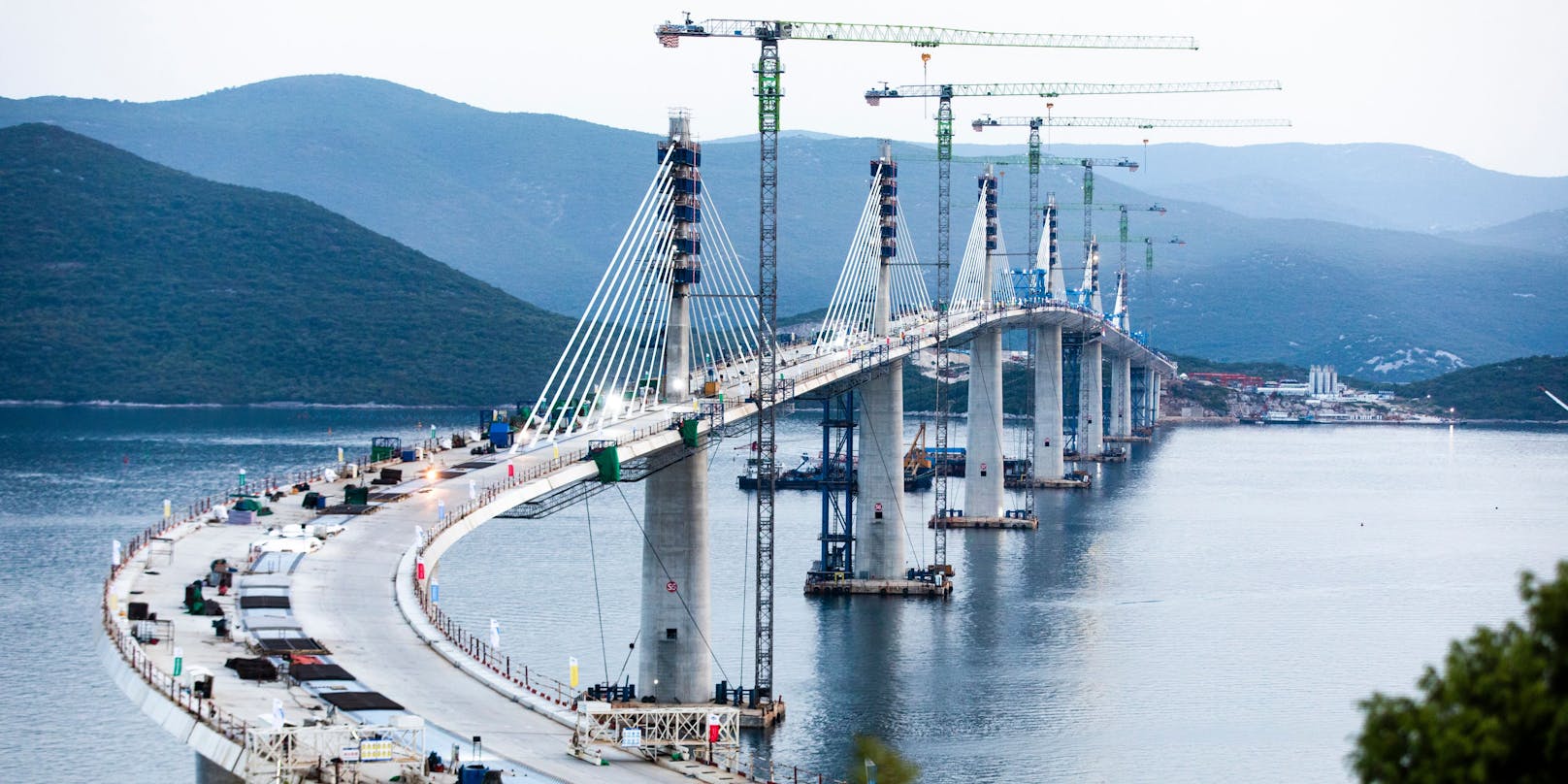 Am Mittwoch wurde das letzte Teilstück der Pelješac-Brücke in Kroatien montiert.