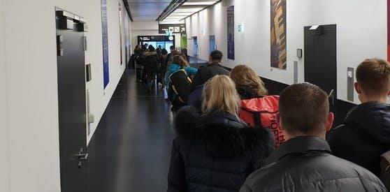 Einreise-Schlange am Flughafen.