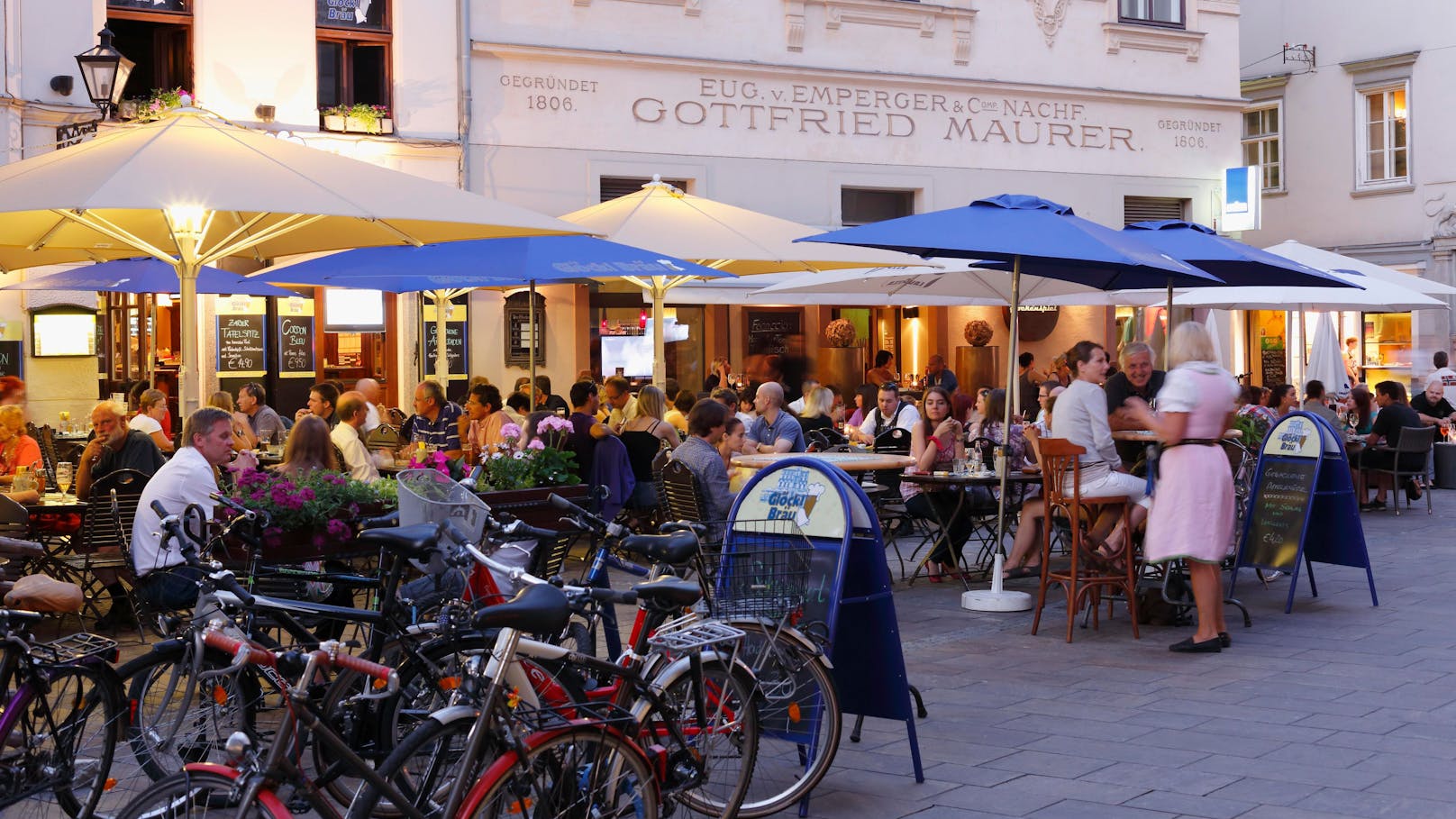 Ein Restaurant am Glockenspielplatz in Graz