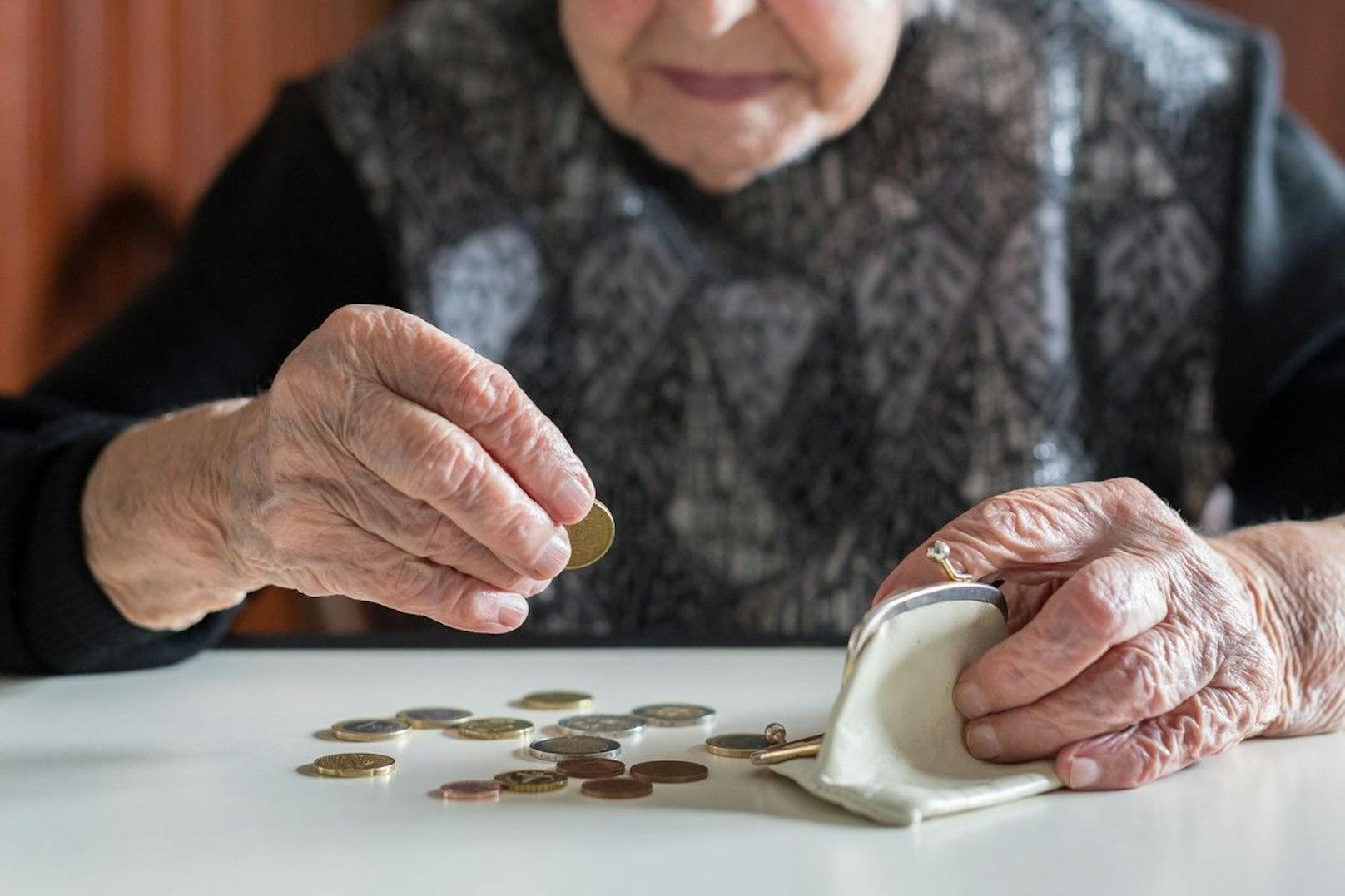 Viele Pensionistinnen müssen jeden Cent umdrehen.