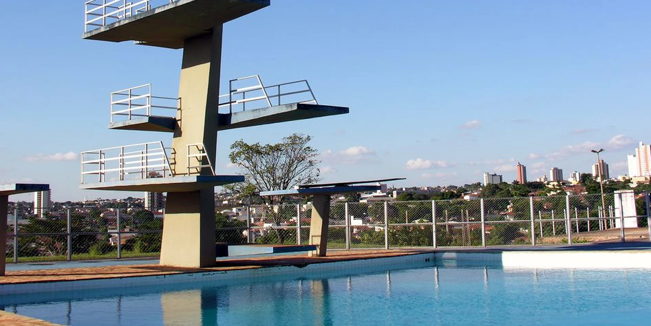 Aus bisher unbekannter Ursache überlebte der 13-Jährige den Sprung vom 3-Meter-brett nicht