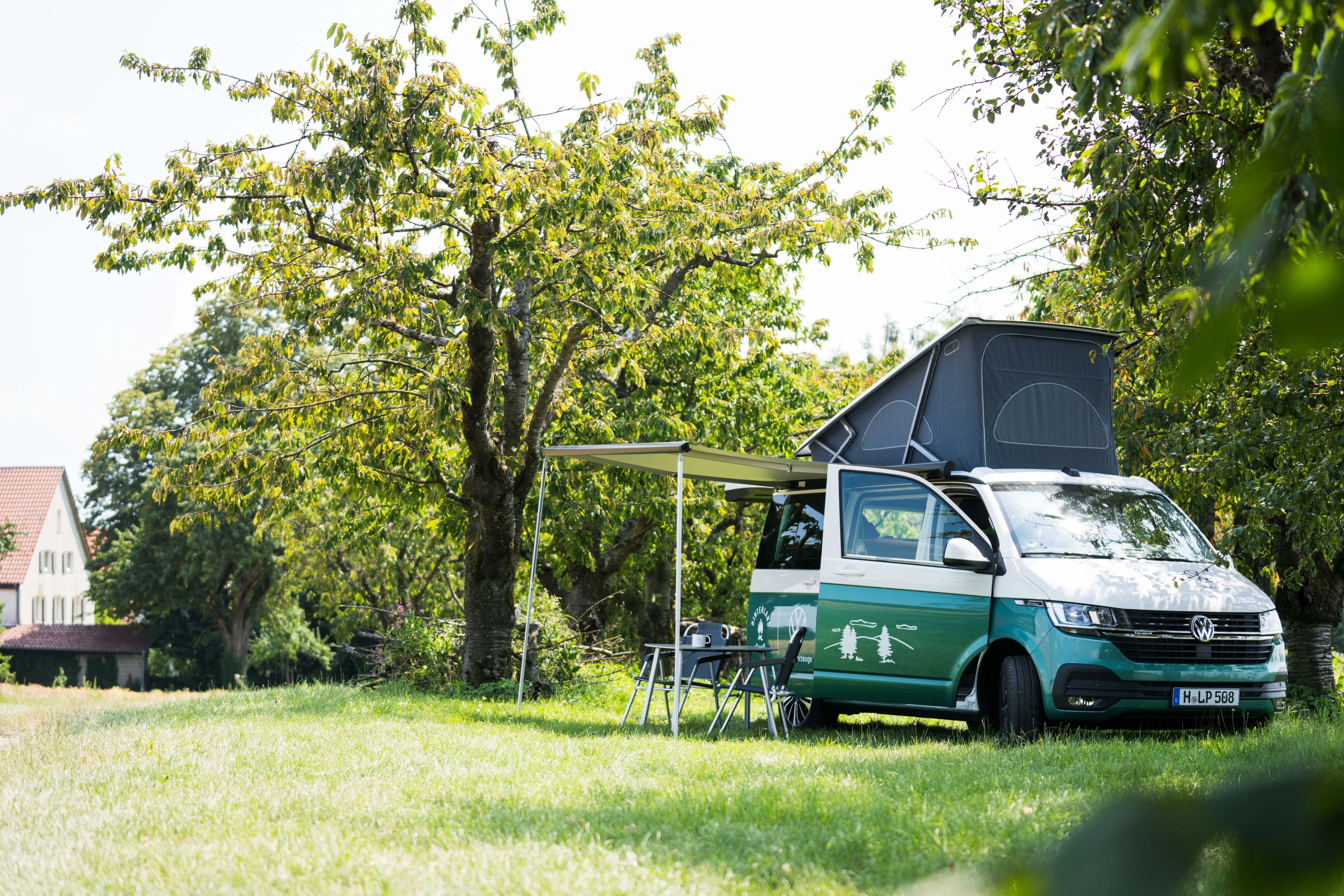Hinterland.camp und VW Nutzfahrzeuge zähmen das Wildcampen.