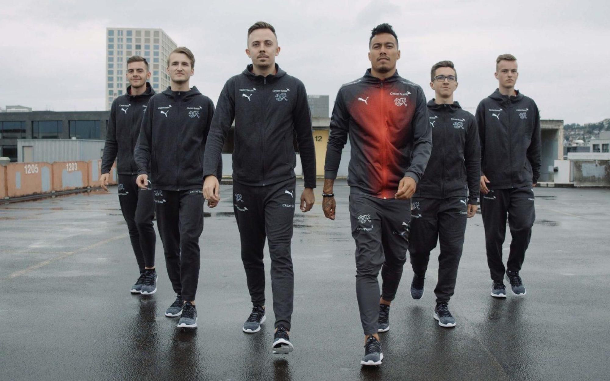 Tomas Temperli (vorne rechts) und die eNationalmannschaft.