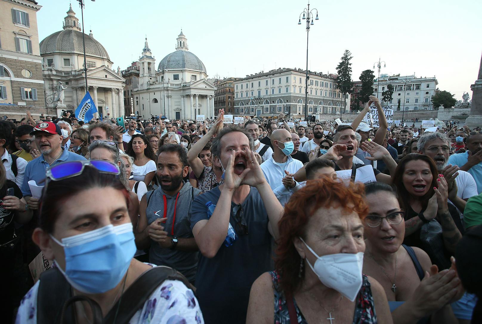 In zwölf italienischen Städten ist zu Protesten gegen die von der Regierung beschlossenen Regeln zum Grünen Pass und die Impfkampagne gekommen.