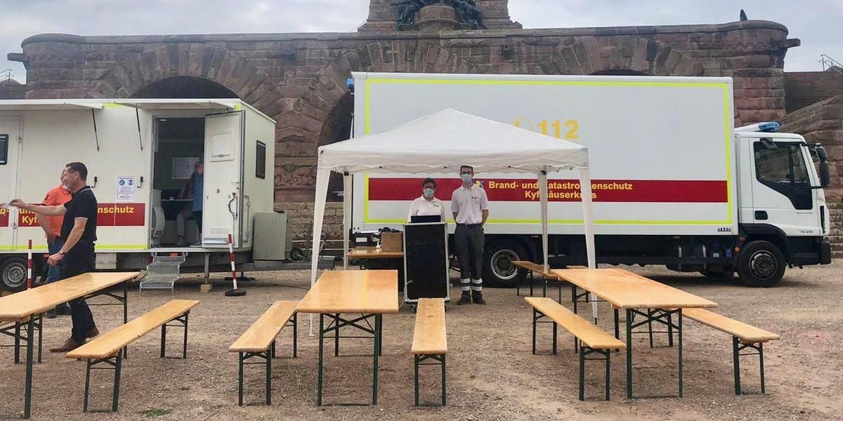 Die Kampagne ist ein Erfolg: Der erste Impfwillige gönnte sich schon um sechs Uhr ein herzhaftes Frühstück.