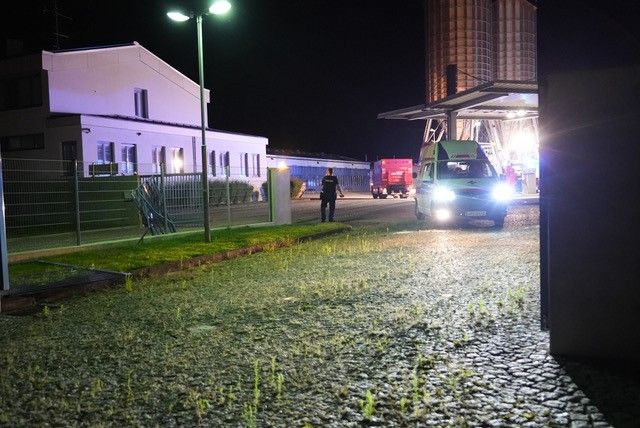 Der Bus durchbrach das Einfahrtstor zum Gelände.