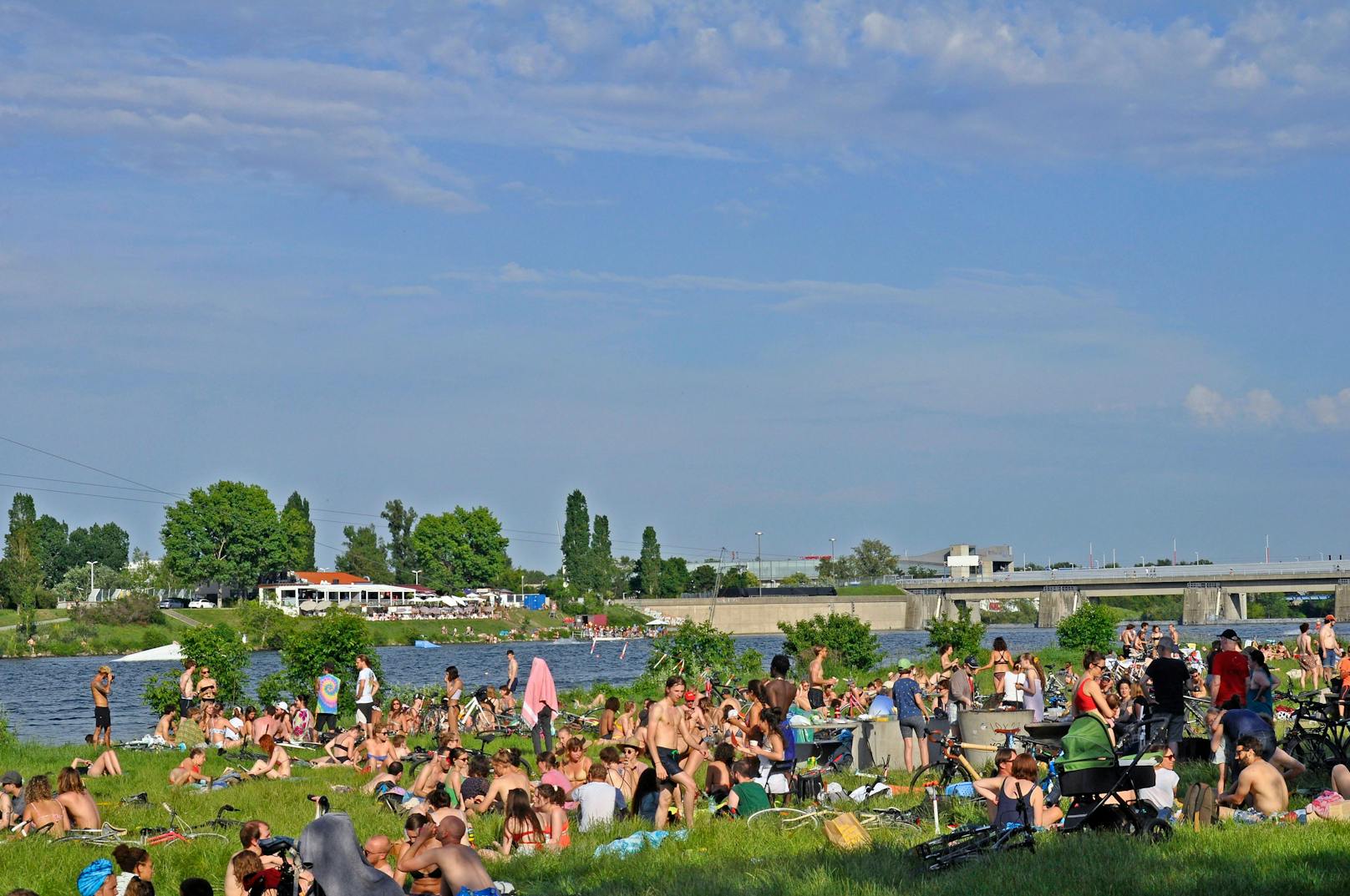 Menschen genießen den Sommer auf der Wiener Donauinsel.