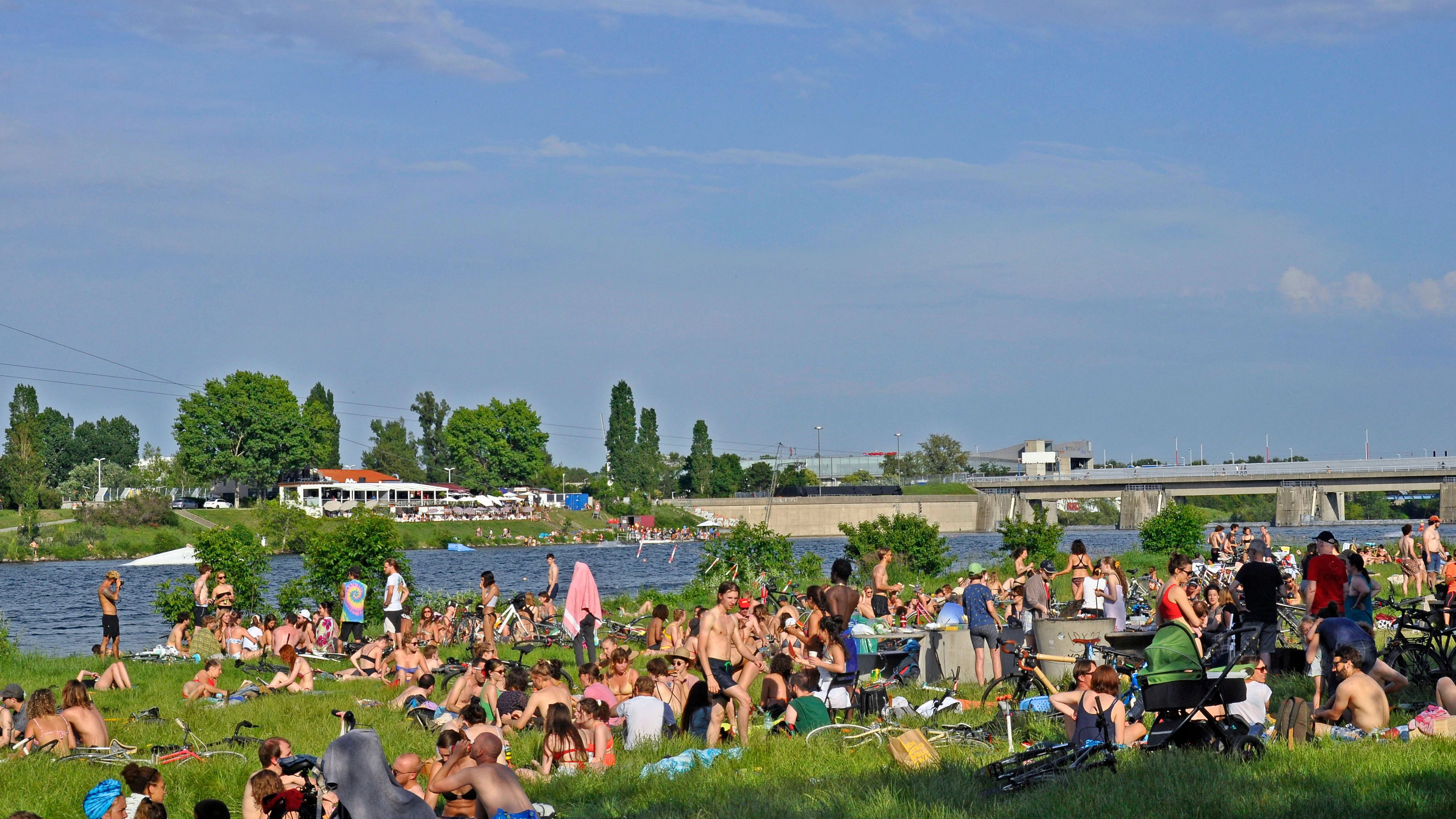 Menschen genießen den Sommer auf der Wiener Donauinsel