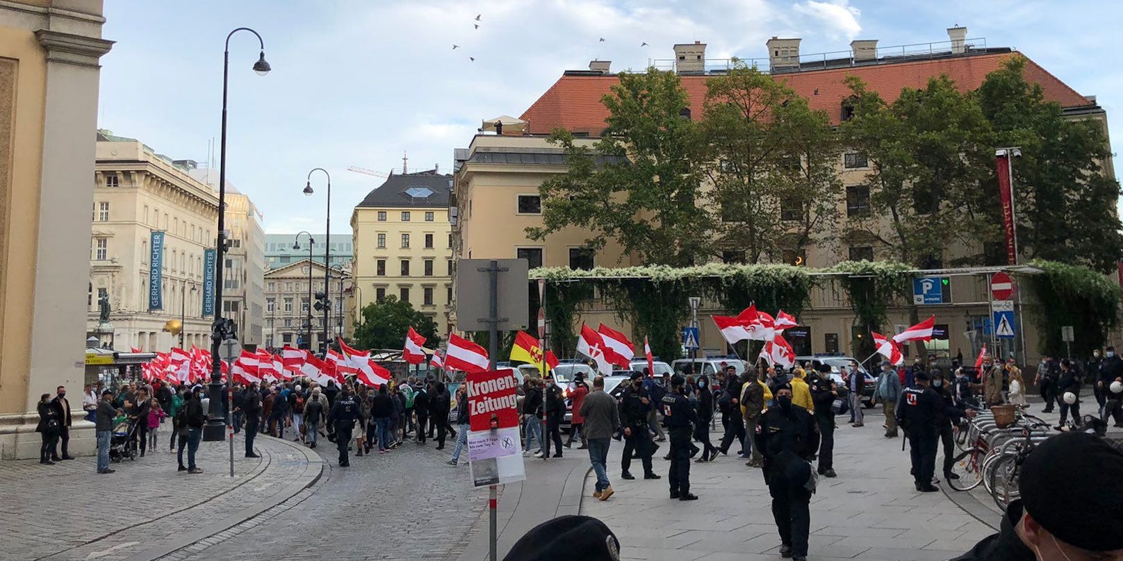 Im Oktober konnten "Die Österreicher" mit einer kurzen Behinderung durch das Burgviertel ziehen