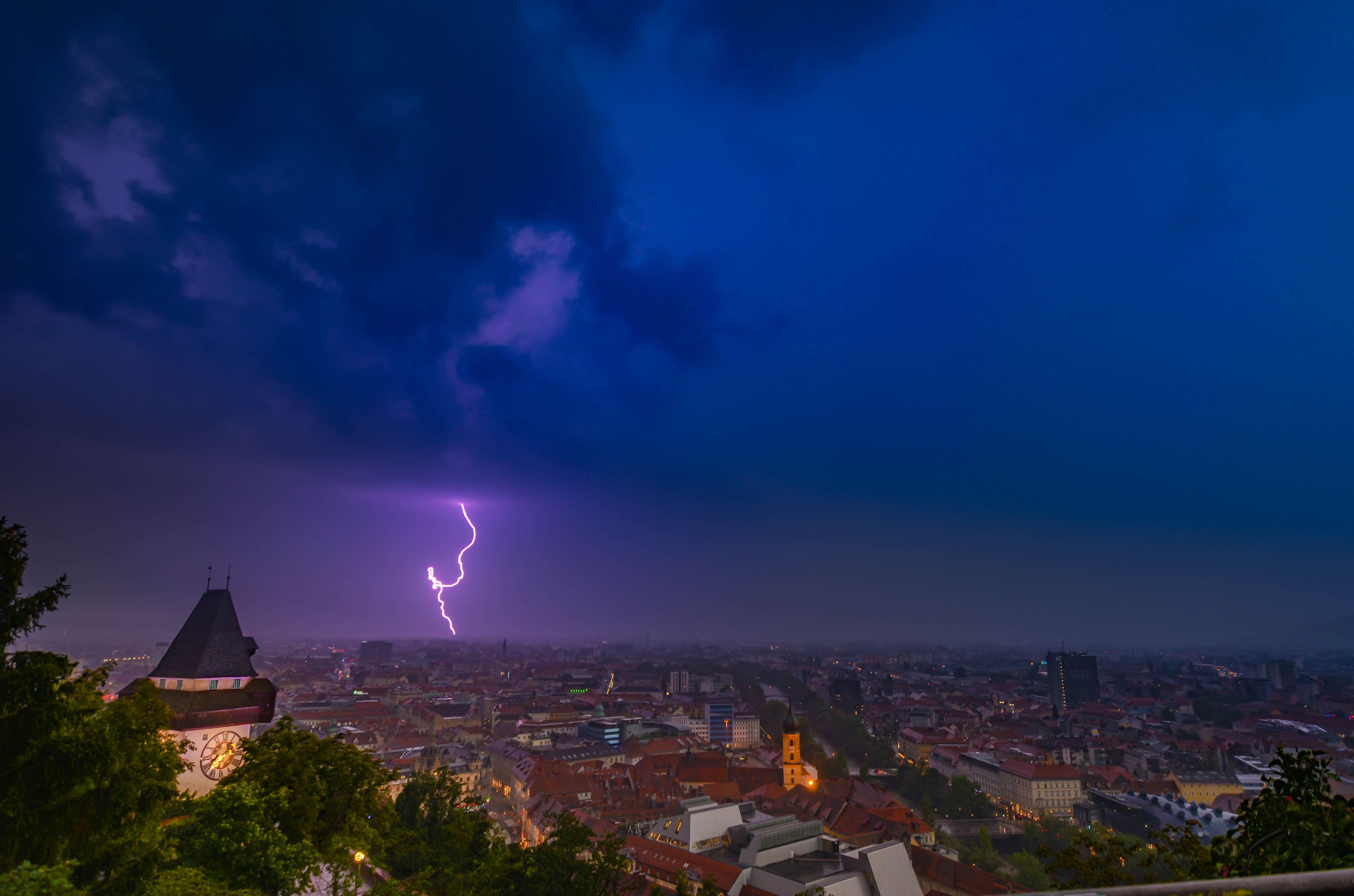 Ein Blitz geht bei einem Gewitter über Graz nieder. Archivbild.