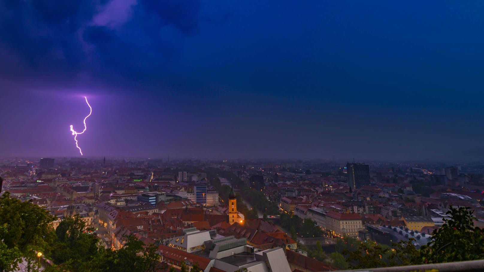 Ein Blitz geht bei einem Gewitter über Graz nieder. Archivbild.