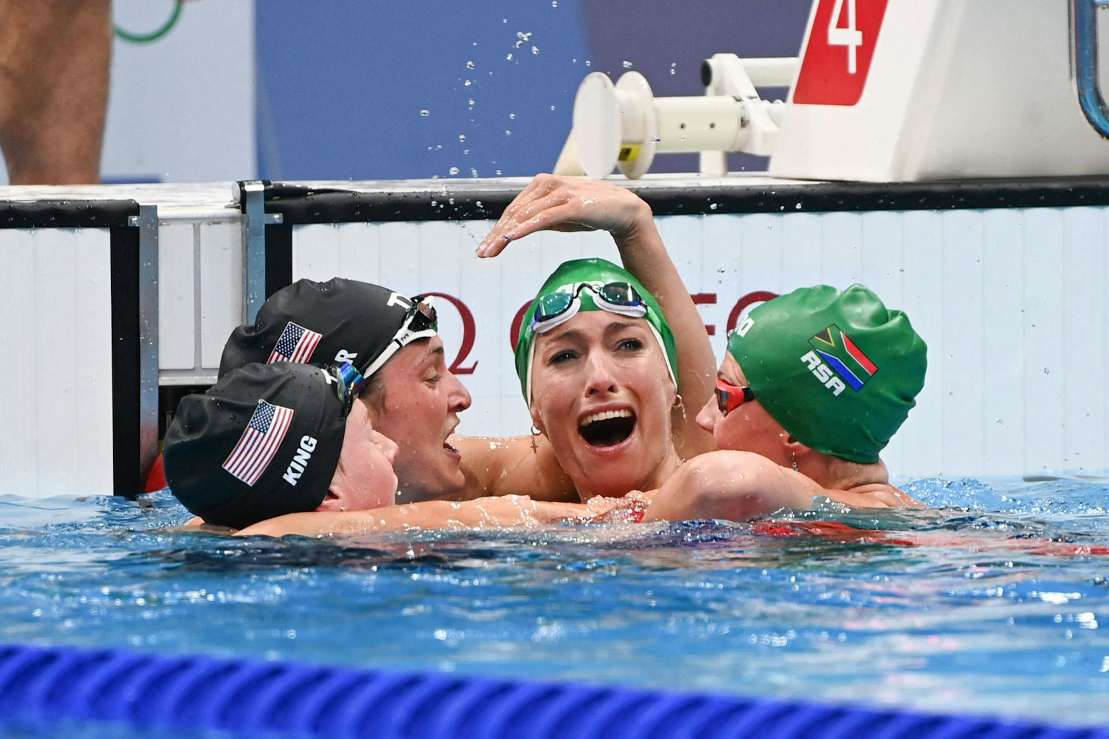 Weltrekord! Konkurrentinnen feiern Schwimmerin