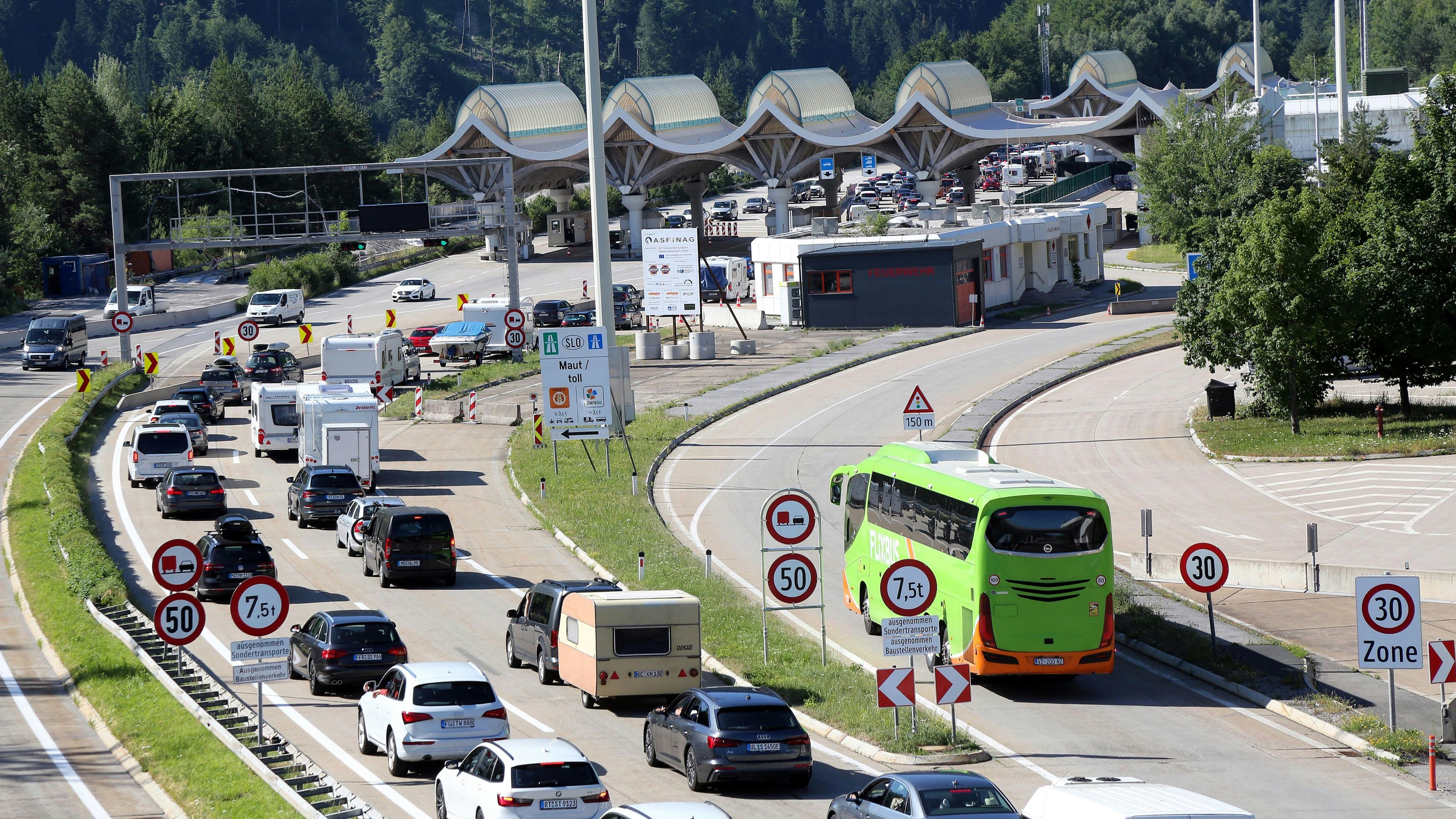 Vor dem Karawankentunnel hat sich ein riesiger Stau gebildet