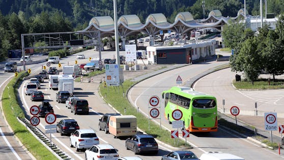 Vor dem Karawankentunnel hat sich ein riesiger Stau gebildet