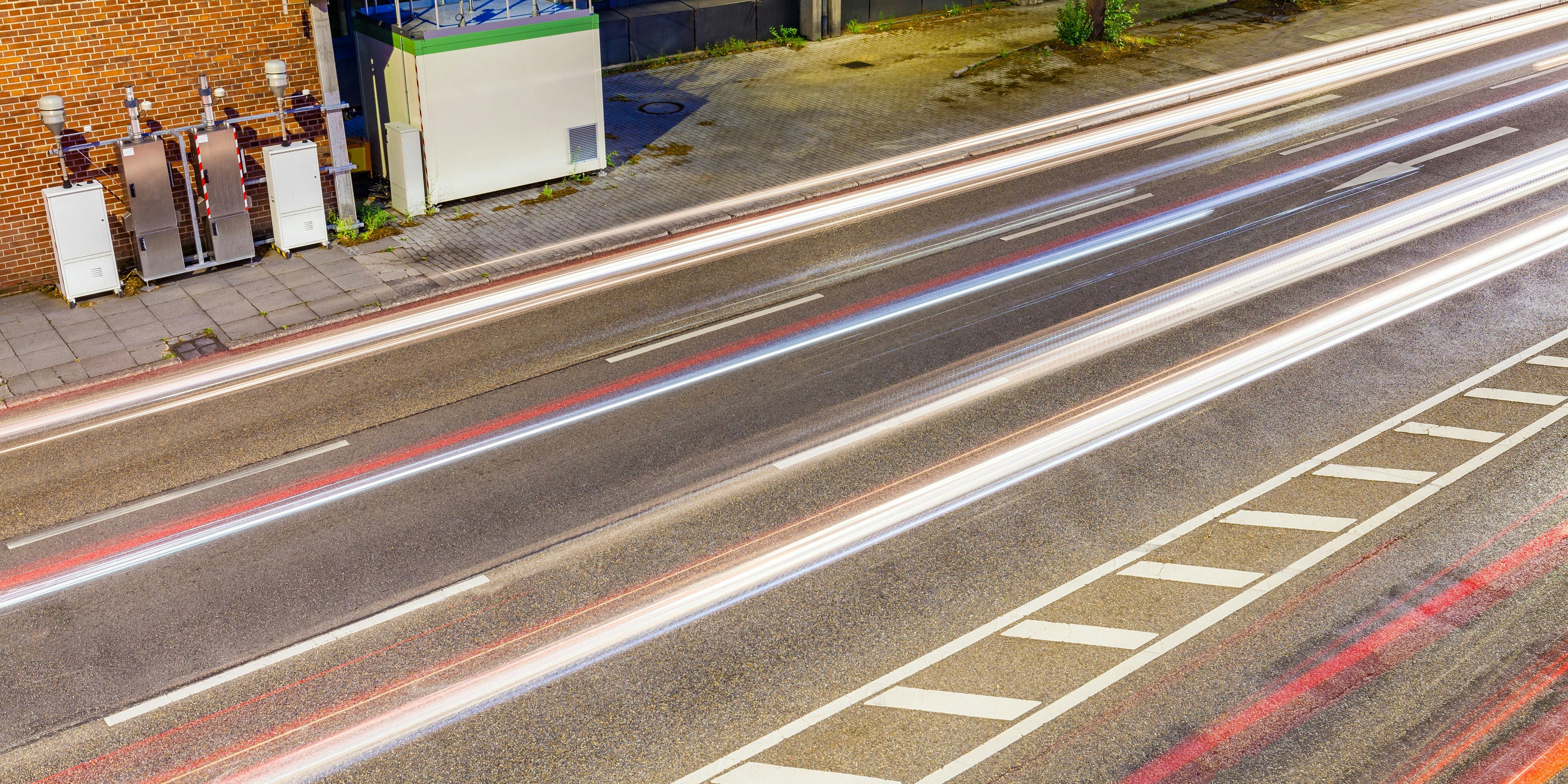 Schutzwege, Sperr- und Leitlinien, sogar Schriftzeichen brachten die Kärntner auf der Bundesstraße an (Symbolbild)