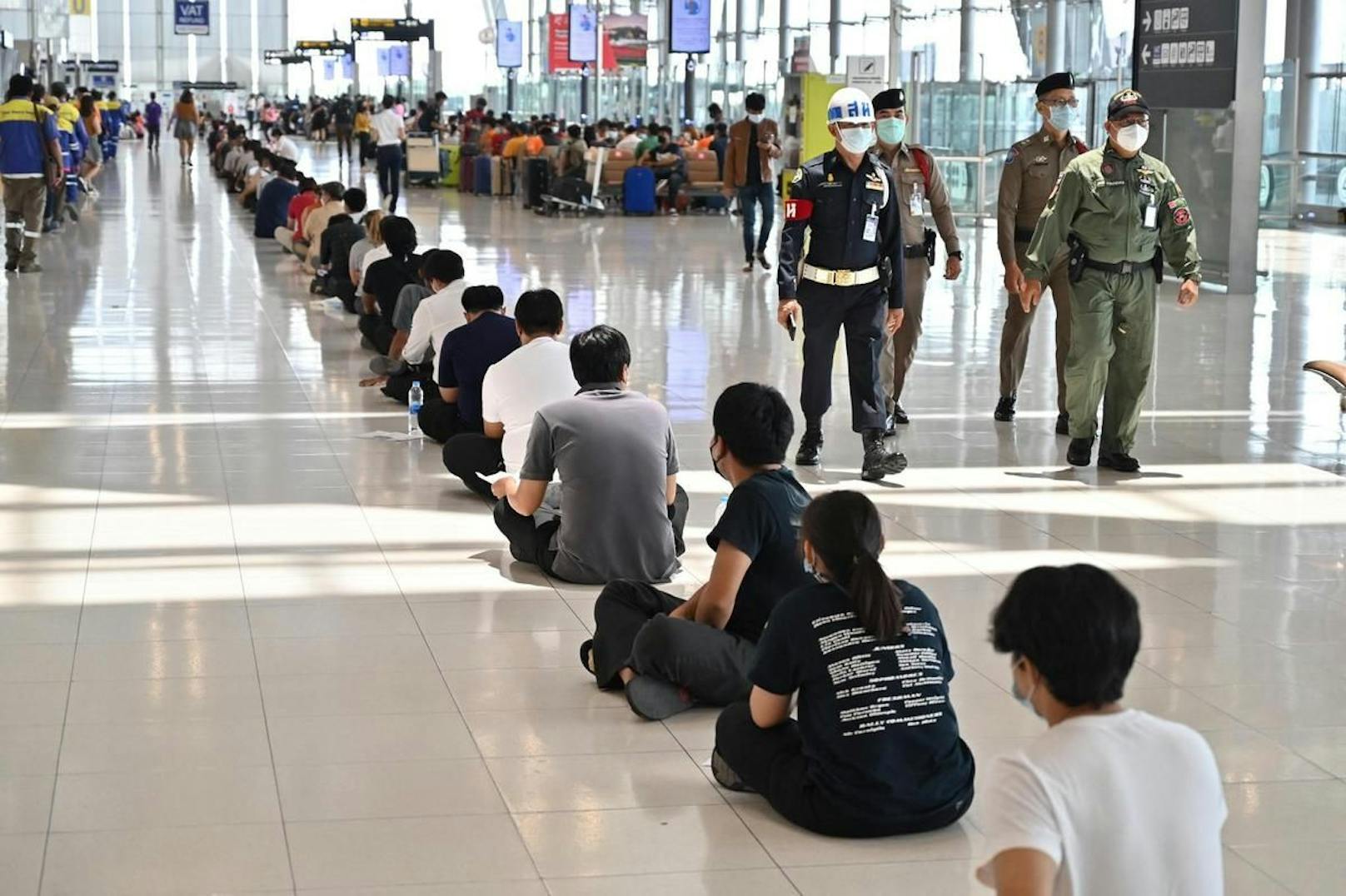 Die Regierung steht massiv in der Kritik – auch wegen des schleppenden Impfprogramms und der Versäumnisse bei der Vakzin-Beschaffung (im Bild: Angestellte des Flughafen Suvarnabhumi in Bangkok warten auf Impfung).  