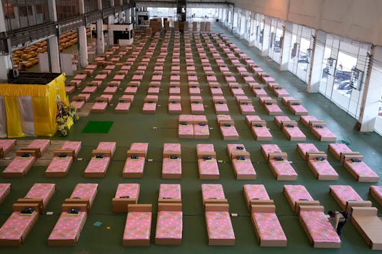 Zahlen der Corona-Neuinfektionen und der Todesfälle schnellen in Thailand in die Höhe. Die Flughafenhalle wird zum Feldspital umfunktioniert.