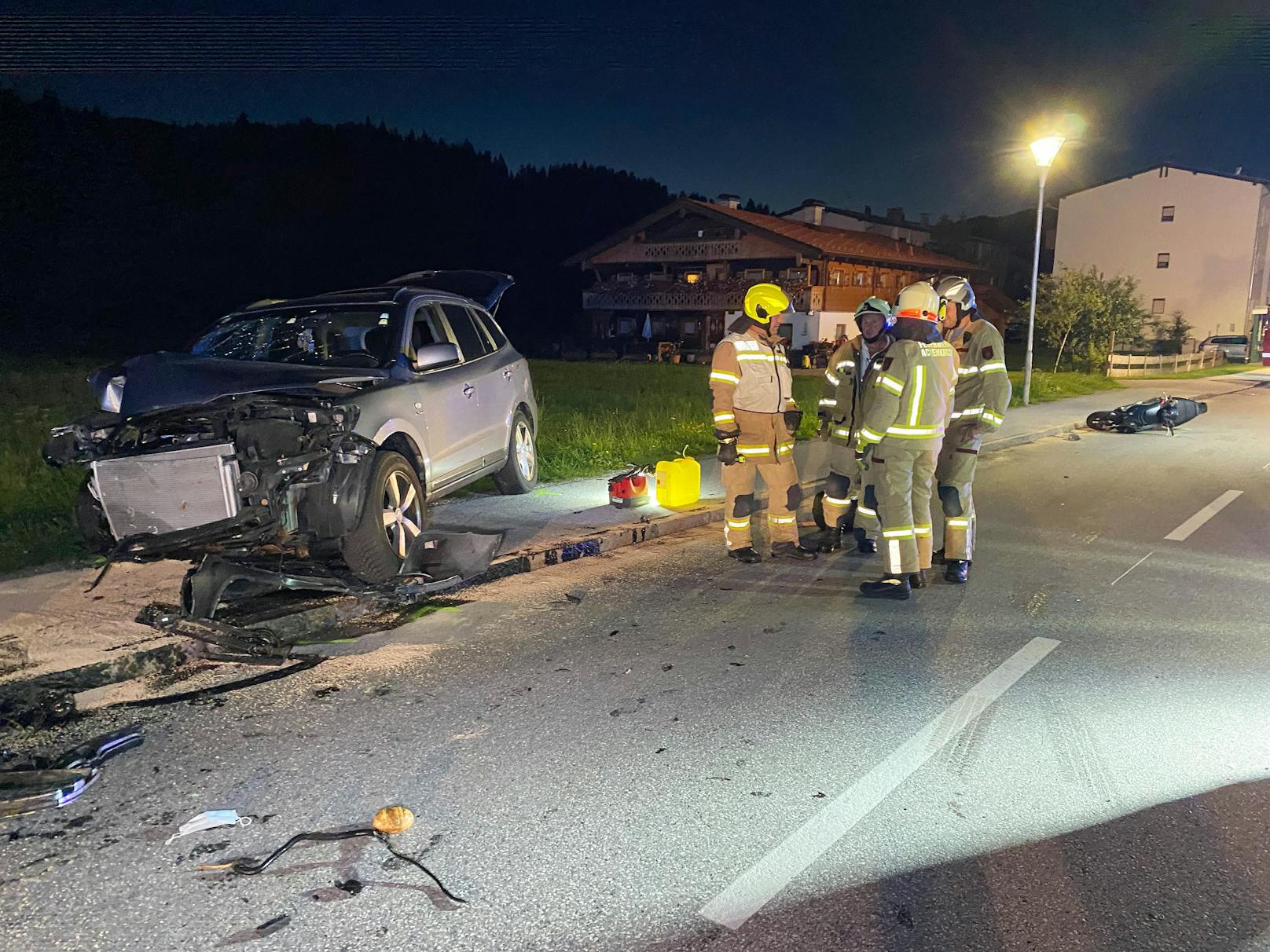 Der 37-jährige Autofahrer war bei dem Crash mit der Mopedlenkerin in Achenkirch betrunken. Als die Einsatzkräfte kamen, verhielt er sich aggressiv und beleidigte diese. 
