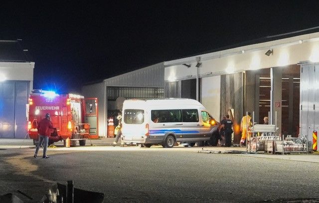 Der Bus krachte in die Halle der ASFINAG.