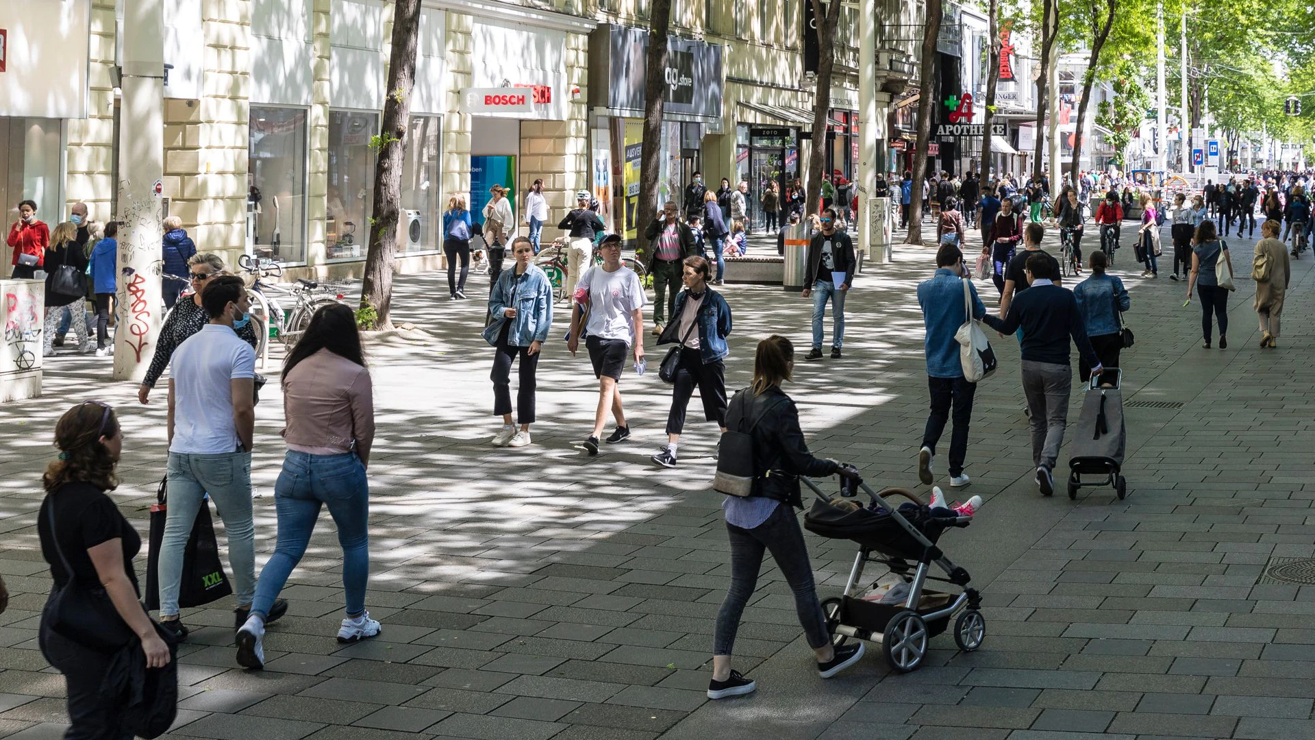 Menschen auf der Mariahilferstraße