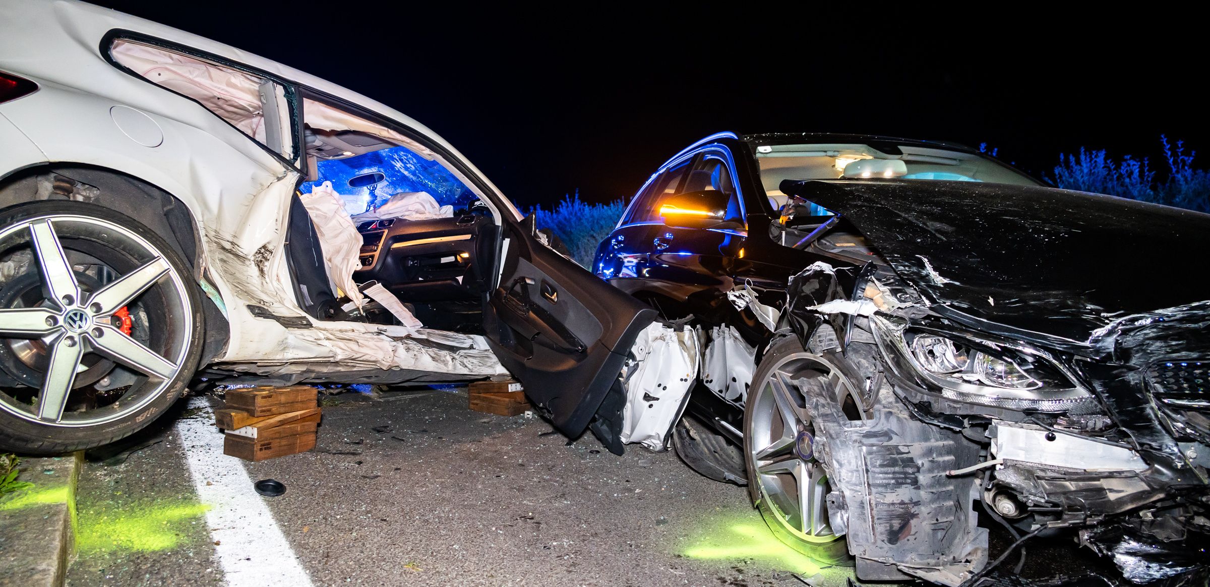 Drei zerstörte Fahrzeuge, vier Verletzte, so die Bilanz eines schweren Crashs Donnerstagabend in Sierning (Bez. Steyr-Land).