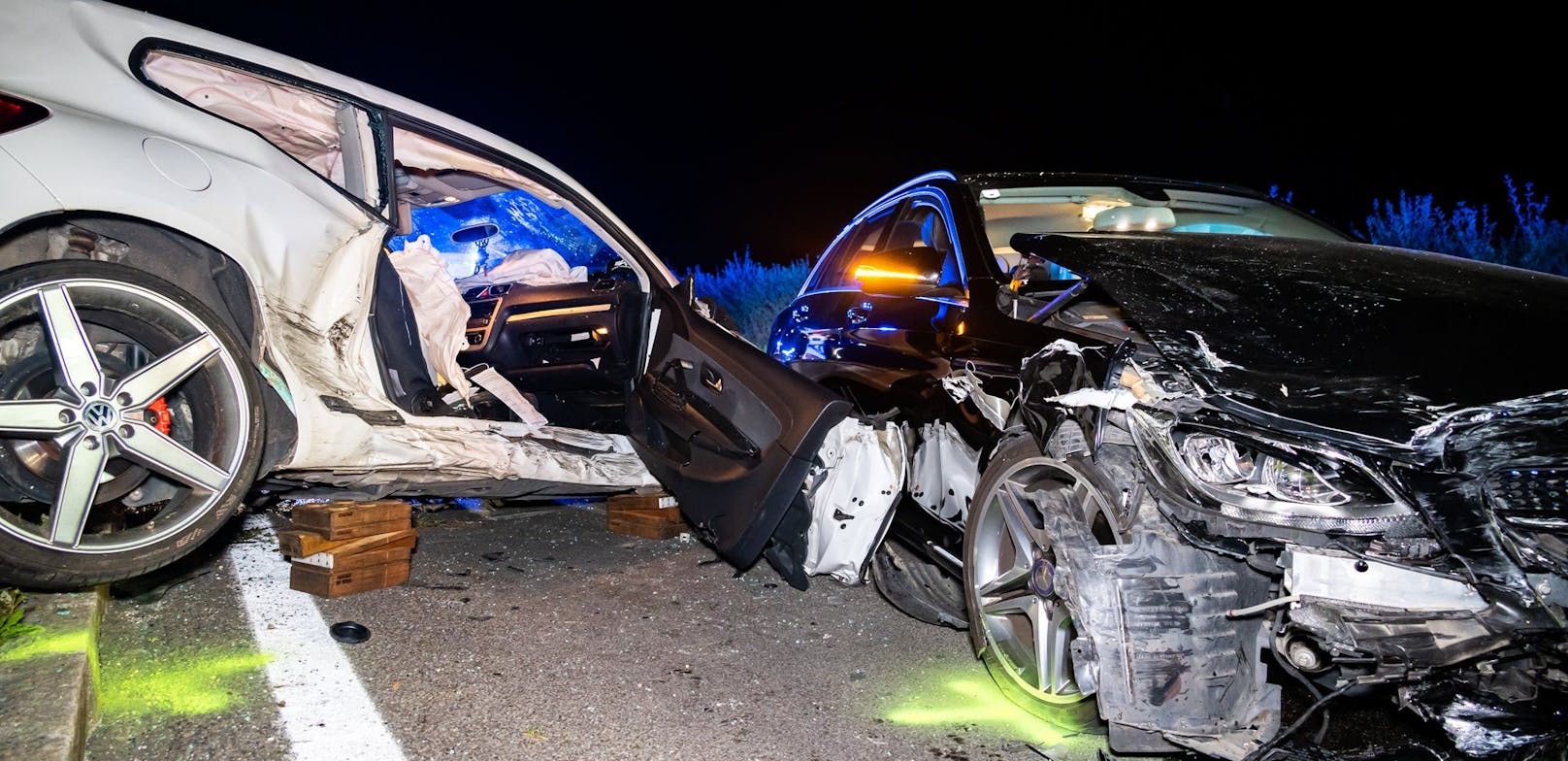 Drei zerstörte Fahrzeuge, vier Verletzte, so die Bilanz eines schweren Crashs Donnerstagabend in Sierning (Bez. Steyr-Land).