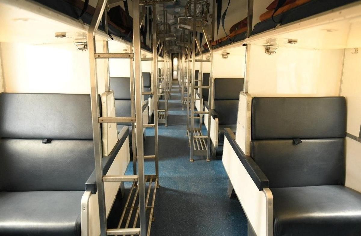 Angesichts der hohen Rekordansteckungs- und Sterberaten greifen die thailändischen Behörden zu Notfallmaßnahmen: In einer Wartungshalle des riesigen Bang-Sue-Bahnhofs werden 240 Betten in 15 Zugwaggons aufgestellt.