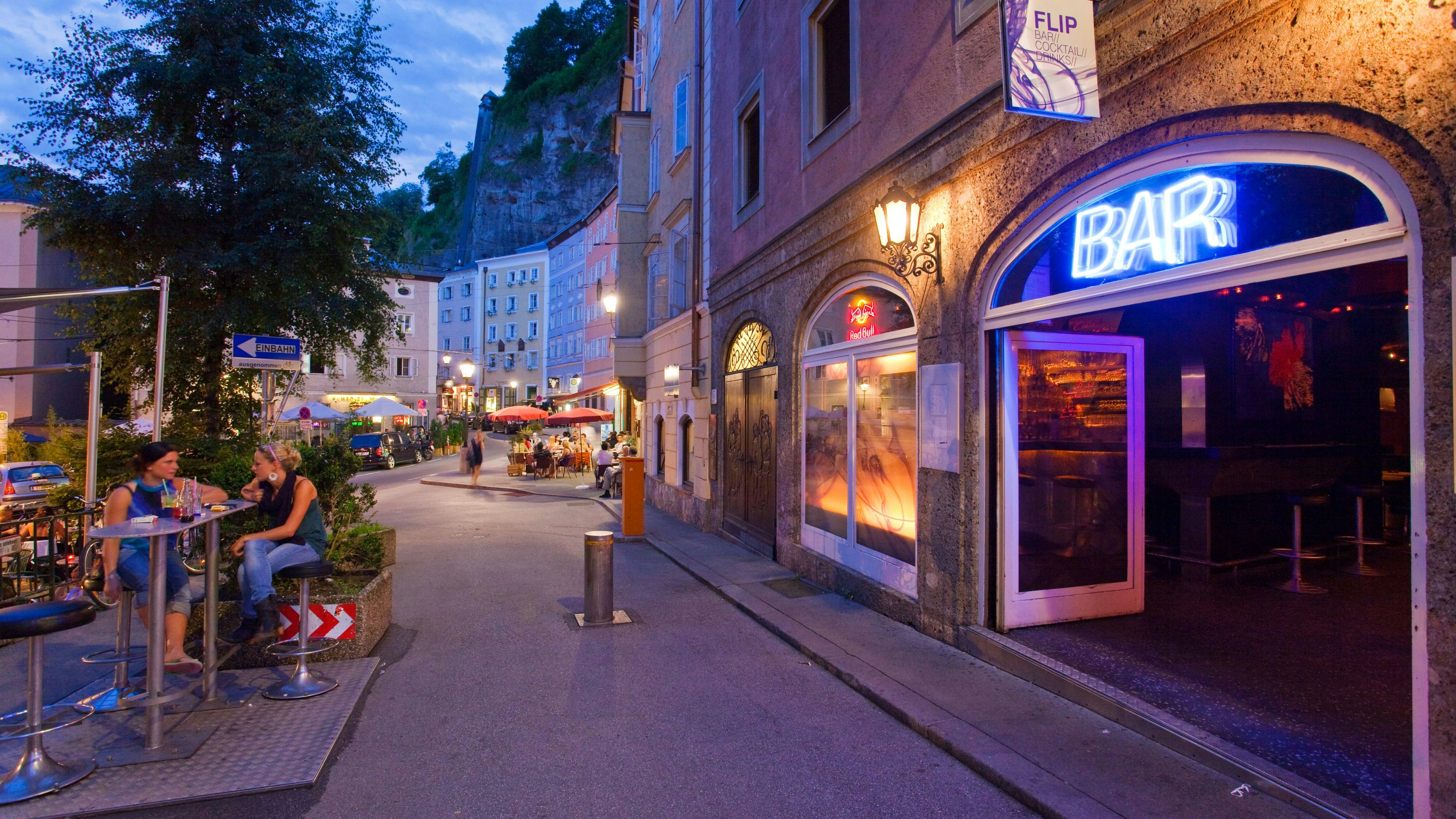 Bar in der Salzburger Gstättengasse unter den Felswänden des Mönchsbergs