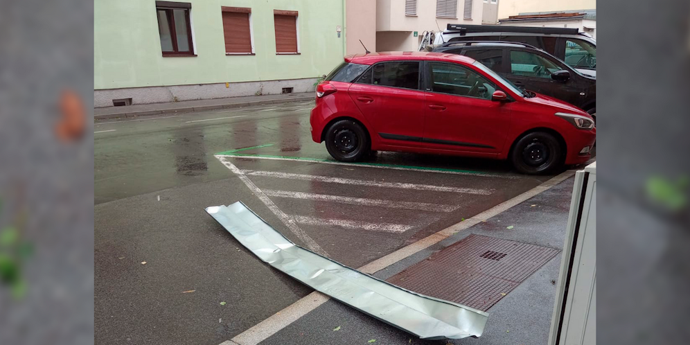 Ein etwa zwei Meter langes Metallblech stürzte von einem Gebäude.