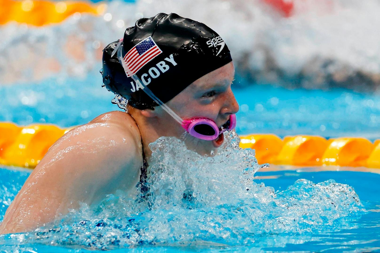 Olympiasiegerin schwamm mit Brille vor dem Mund